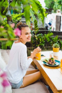 Şık bir kafe, sağlıklı kahvaltı, meyve, taze sıkılmış meyve suyu, kahvaltı güzel bir kadın olan tropikal konumu.