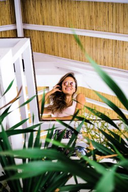 Tropikal konumda çatı katında ev güzel esmer kadın.