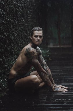 yağmur altında poz genç dövmeli adam