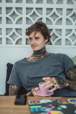 adam bir kafede çalışıyor. kavramı freelancing, kahve ve dizüstü