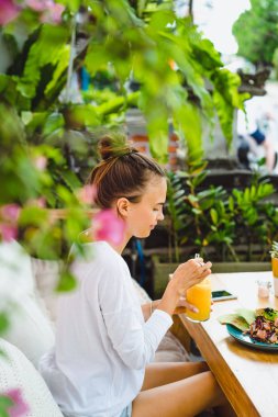 Şık bir kafe, sağlıklı kahvaltı, meyve, taze sıkılmış meyve suyu, kahvaltı güzel bir kadın olan tropikal konumu.