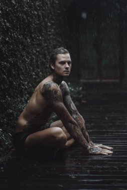 yağmur altında poz genç dövmeli adam