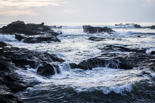 Vlny Oceánu Jsou Lámání Skály Šplouchání Mořských Vln Při Západu — Stock fotografie