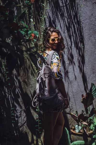 Menina Com Uma Mochila Usando Óculos Sol Jardim Tropical — Fotografia de Stock