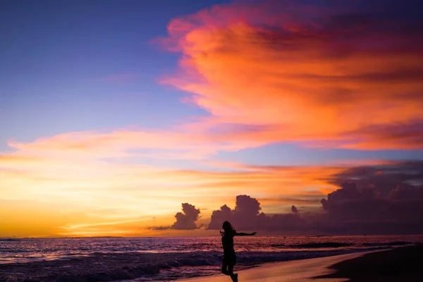 Ragazza Sta Saltando Sullo Sfondo Del Sole Tramonto — Foto Stock