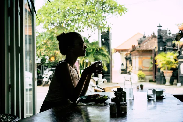 Une Belle Femme Prend Petit Déjeuner Dans Café Élégant Petit — Photo