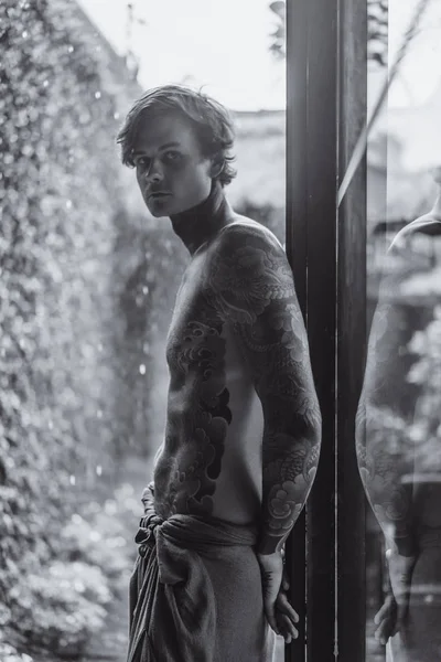 Joven Hombre Tatuado Posando Contra Lluvia — Foto de Stock