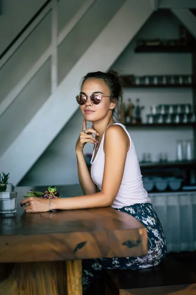 Eine Schöne Frau Frühstückt Einem Stilvollen Café Ein Gesundes Frühstück — Stockfoto