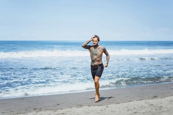 Tattooed Man Oceaan Kust Betrokken Bij Sport Turnen Loopt Langs — Stockfoto