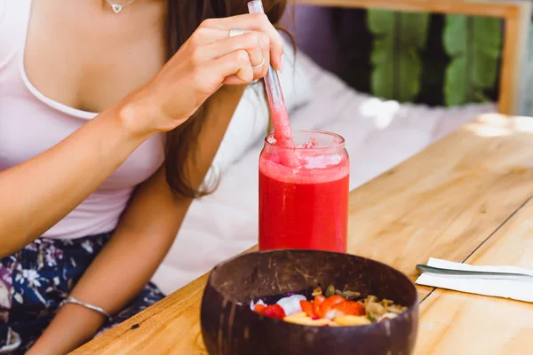 Eine Schöne Frau Frühstückt Einem Stilvollen Café Ein Gesundes Frühstück — Stockfoto