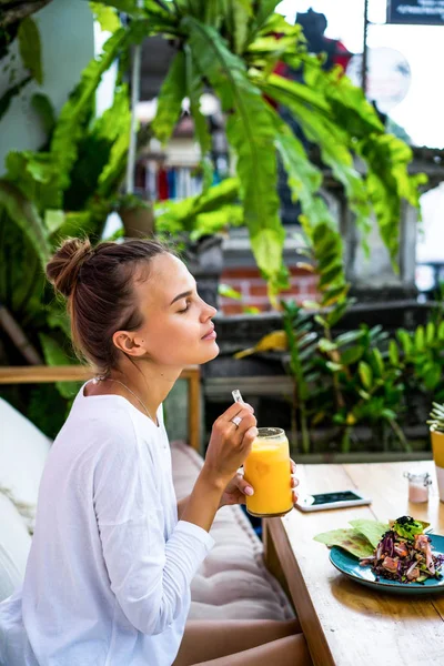 Vacker Kvinna Har Frukost Elegant Café Hälsosam Frukost Frukt Färskpressad — Stockfoto