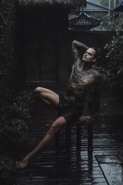 Young Tattooed Man Posing Rain — Stock Photo, Image