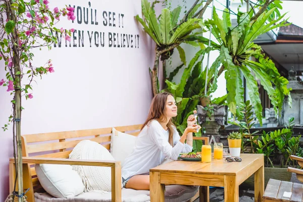 Vacker Kvinna Har Frukost Elegant Café Hälsosam Frukost Frukt Färskpressad — Stockfoto