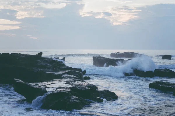 Meren Aallot Murtuvat Kiviä Vasten Roiskuu Valtameriaaltoja Auringonlaskun Aikaan — kuvapankkivalokuva