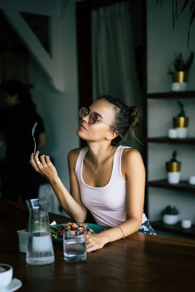 Una Hermosa Mujer Tiene Desayuno Elegante Café Desayuno Saludable Fruta — Foto de Stock