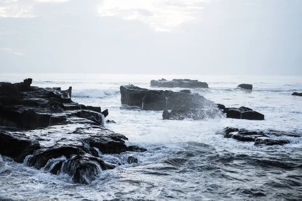 海浪在岩石上折断 在日落时分飞溅海浪 — 图库照片