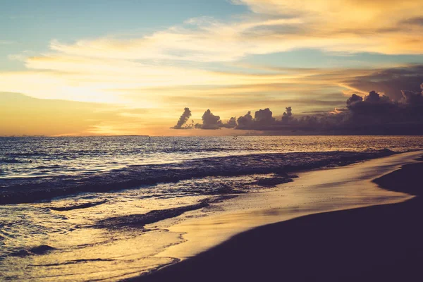 Günbatımı Okyanus Üzerinde Güzel Parlak Gökyüzü Dalgalar Yansıması — Stok fotoğraf