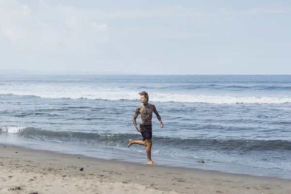 Uomo Sulla Costa Dell Oceano Impegnato Nello Sport Facendo Ginnastica — Foto Stock