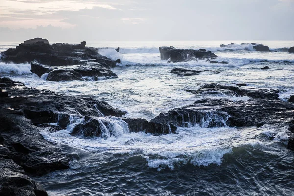 Ondas Oceano Estão Quebrando Contra Rochas Ondas Salpicantes Oceano Pôr — Fotografia de Stock Grátis