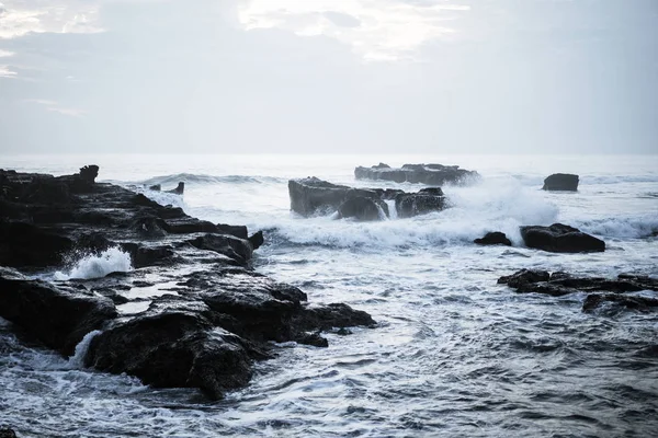 Golven Van Oceaan Breken Tegen Rotsen Oceaan Golven Spatten Bij — Stockfoto