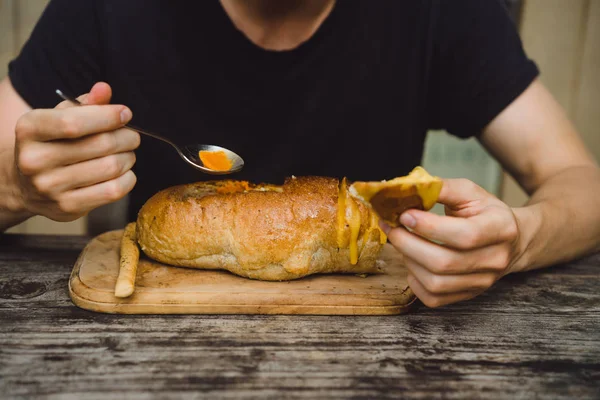 Homme Dans Café Soupe Dans Une Assiette Pain — Photo