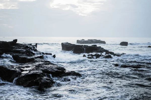 海浪在岩石上折断 在日落时分飞溅海浪 — 图库照片