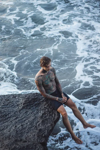 Tattooed Man Edge Cliff Splashes Ocean Waves — Stock Photo, Image