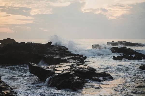 海の波は 岩にぶつかってくだけています 夕暮れ時の海の波のしぶき — ストック写真