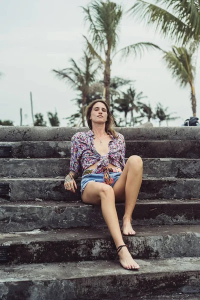 Beautiful Girl Denim Shorts Long Legs Wearing Colored Shirt Sunglasses — Stock Photo, Image