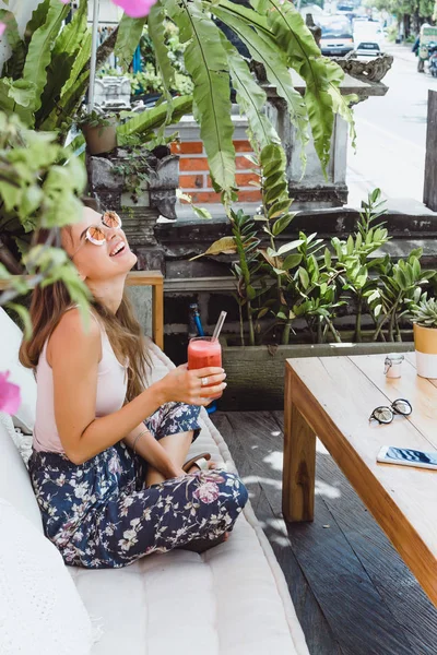 Una Hermosa Mujer Tiene Desayuno Elegante Café Desayuno Saludable Fruta — Foto de Stock