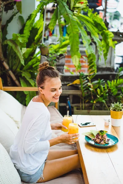 Vacker Kvinna Har Frukost Elegant Café Hälsosam Frukost Frukt Färskpressad — Stockfoto