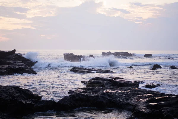 Хвилі Океану Ламаються Скелях Бризкаючі Океанічні Хвилі Заході Сонця — стокове фото