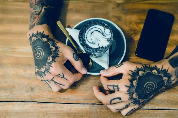 Mãos Tatuadas Mãos Segurando Copo Com Café — Fotografia de Stock