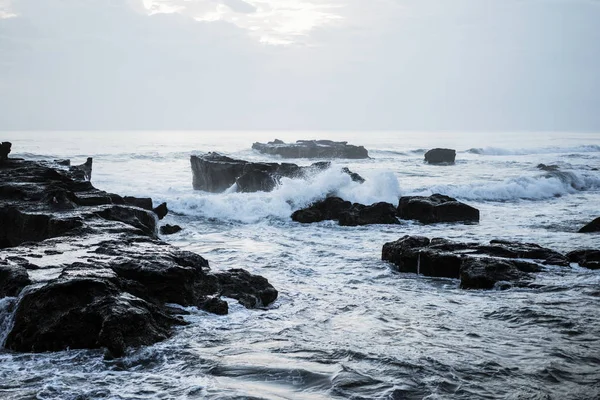 海浪在岩石上折断 在日落时分飞溅海浪 — 图库照片