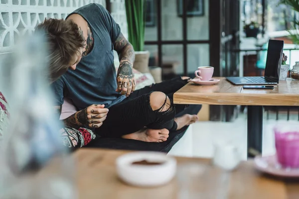 男はカフェで働いています フリーランス コーヒー ラップトップの概念 — ストック写真