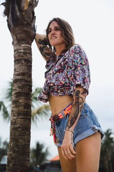 Menina Bonita Shorts Jeans Com Pernas Longas Posando Localização Tropical — Fotografia de Stock