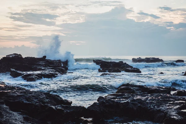 Fale Oceanu Łamią Się Skały Rozpryskiwania Się Fale Oceanu Zachodzie — Zdjęcie stockowe