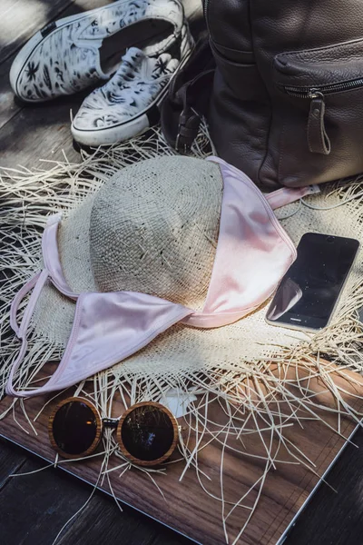 Disparo Objetos Sombrero Gafas Sol Reproductor Smartphone Auriculares Reloj Portátil —  Fotos de Stock