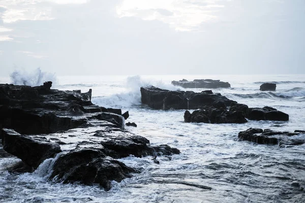 Fale Oceanu Łamią Się Skały Rozpryskiwania Się Fale Oceanu Zachodzie — Zdjęcie stockowe