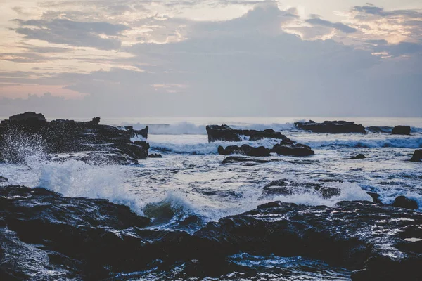 Fale Oceanu Łamią Się Skały Rozpryskiwania Się Fale Oceanu Zachodzie — Zdjęcie stockowe