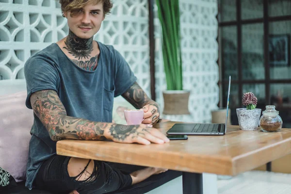 Man Arbetar Ett Kafé Begreppet Frilansar Kaffe Och Laptop — Stockfoto