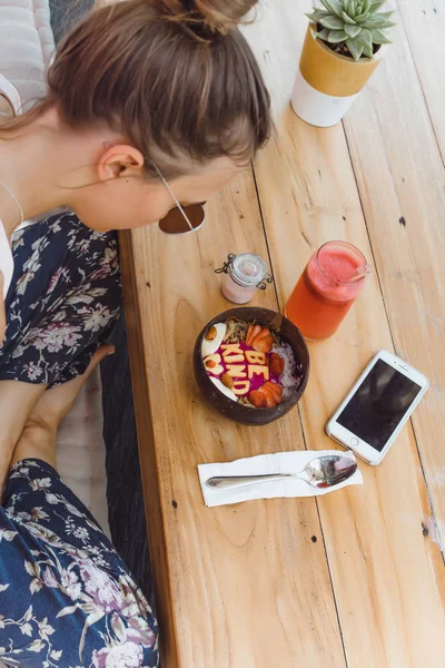 Une Belle Femme Prend Petit Déjeuner Dans Café Élégant Petit — Photo