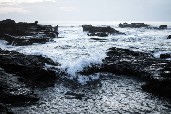 海浪在岩石上折断 在日落时分飞溅海浪 — 图库照片