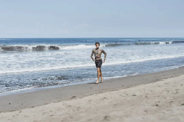 Tätowierter Mann Der Meeresküste Treibt Sport Macht Gymnastik Läuft Meer — Stockfoto