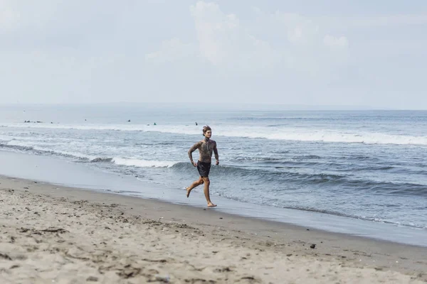 Ein Mann Der Küste Treibt Sport Macht Gymnastik Läuft Meer — Stockfoto
