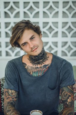 Açık havada poz dövmeli bir adam portresi