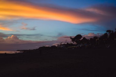günbatımı okyanus üzerinde. güzel parlak gökyüzü, su, dalgalar yansıması.