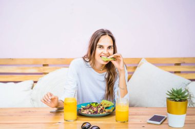 Şık bir kafe, sağlıklı kahvaltı, meyve, taze sıkılmış meyve suyu, kahvaltı güzel bir kadın olan tropikal konumu.