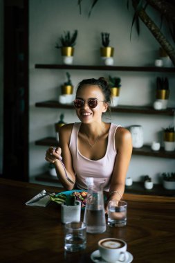 Şık bir kafe, sağlıklı kahvaltı, meyve, taze sıkılmış meyve suyu, kahvaltı güzel bir kadın olan tropikal konumu.