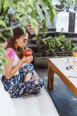 Şık bir kafe, sağlıklı kahvaltı, meyve, taze sıkılmış meyve suyu, kahvaltı güzel bir kadın olan tropikal konumu.